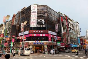 台北的住宿－東驛商旅 西寧館，一条繁忙的城市街道,有标志的建筑