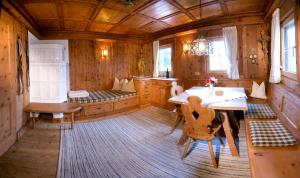 菲根貝格的住宿－Alpen-Chalet-Pankraz，小屋内带桌椅的用餐室