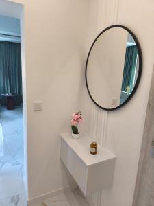 a mirror on a wall next to a white sink at Blu Apartments in Jugów