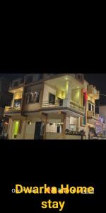 Una imagen de un edificio con las palabras waveland homestay en Dwarka Home Stay P, en Dwarka