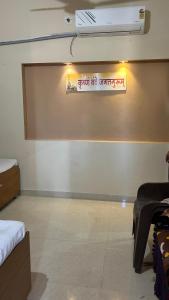 una habitación con una pared con un cartel. en Dwarka Home Stay P, en Dwarka