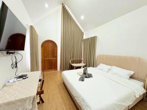 a hotel room with two beds and a tv at 549 Resort & Cafe Lamphun in Ban Mae Pok
