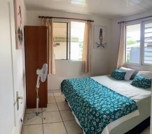 a bedroom with a bed and a window at Chez Hiki in Tohautu