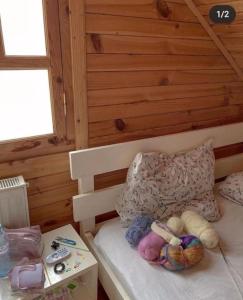 メスティアにあるWooden Houseの木製の壁の小さなベッドルーム1室