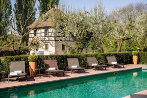 Bazén v ubytování Hotel Restaurant De l'Illwald nebo v jeho okolí