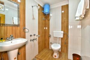 un baño con inodoro y lavabo en Hotel Pine Mountain View-Cheap Hotels Best Prices Guaranteed with Deals-Free Parking-cricket stadium 5 km, en Dharamshala