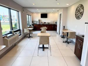 Kuchyň nebo kuchyňský kout v ubytování Days Inn by Wyndham St. Charles IL