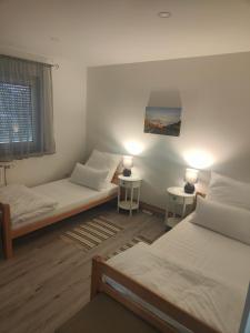 Ένα ή περισσότερα κρεβάτια σε δωμάτιο στο Apartman Lana