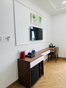 a white room with a desk and a mirror at khách sạn yên châu 2 in Chau Doc +22 photos