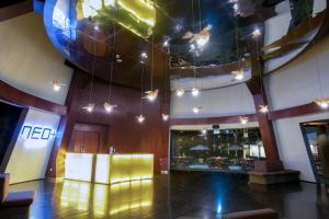 Lounge nebo bar v ubytování Hotel Neo+ Green Savana Sentul City