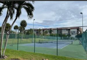 Εγκαταστάσεις για τένις ή/και σκουός στο 2 Br 2 Bath Waterfront Apt Walking To Beach ή εκεί κοντά