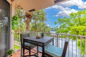 Μπαλκόνι ή βεράντα στο 2 Br 2 Bath Waterfront Apt Walking To Beach