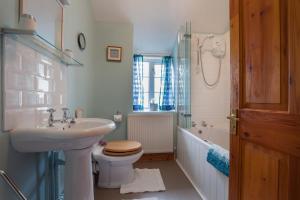 A bathroom at Highdown Farm Holiday Cottages