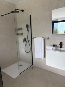 une salle de bain avec une douche en verre avec un lavabo dans l'établissement Pine Tree Hill, à Korčula