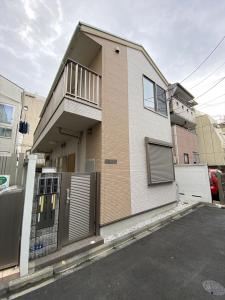 a house with a balcony on the side of it at グレイシャス東新宿 東新宿駅徒歩3分 新大久保駅徒歩7分 新宿駅徒歩15分 歌舞伎町すぐ近く 美味しい韓国料理屋多数あります in Tokyo