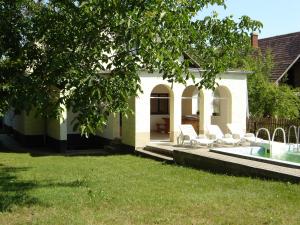 ザマールディにあるSomogyi Vendégházの中庭にプールと椅子がある家