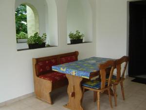 ザマールディにあるSomogyi Vendégházのテーブルと椅子が備わる客室です。