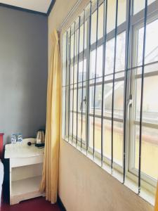 una finestra in una stanza con tavolo di Grand Nauro villa a Nuwara Eliya