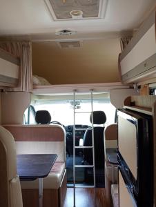 Η κουζίνα ή μικρή κουζίνα στο Nuit insolite en camping-car tout confort