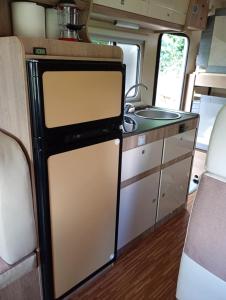 Η κουζίνα ή μικρή κουζίνα στο Nuit insolite en camping-car tout confort +2 φωτογραφίες