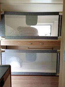 Μία ή περισσότερες κουκέτες σε δωμάτιο στο Nuit insolite en camping-car tout confort