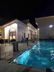 una piscina in un hotel di notte di MIA's homestay a Phu Quoc