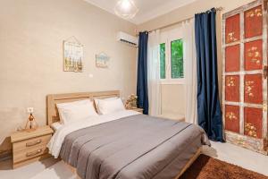 Giường trong phòng chung tại Cute full apt w/backyard in Paleo Faliro