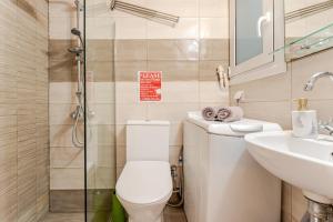 Phòng tắm tại Cute full apt w/backyard in Paleo Faliro +24 ảnh