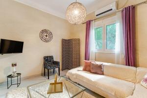 TV/trung tâm giải trí tại Cute full apt w/backyard in Paleo Faliro