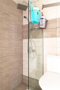 Phòng tắm tại Cute full apt w/backyard in Paleo Faliro