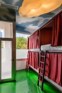 サンティアゴ・デ・コンポステーラにあるブランコ アルベルレの二段ベッド2台が備わるグリーンフロアの客室です。