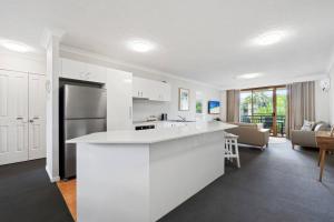 Η κουζίνα ή μικρή κουζίνα στο Turtle Beach Resort Premium Family Apt 89