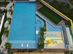una vista aérea de una piscina en Metropol - Bukit Mertajam, en Bukit Mertajam