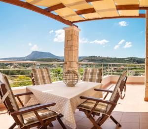 una mesa y sillas en un balcón con vistas en Villa Gianna, en Almyrida