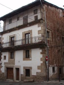 un edificio antiguo con balcones a un lado. en Casa de la Cigüeña, en Candelario