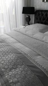 - un lit fermé avec une couverture dans l'établissement Apartamenty De Soleil, à Ustka