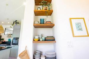 una cocina con platos y cuencos en estanterías en Villa Del Mar - Blue Venao 3BR, en Playa Venao 34 fotos más