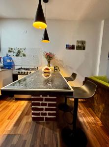 cocina con mesa y encimera en Mini Apartamento con Aire acondicionado, en Tumbes 3 fotos más