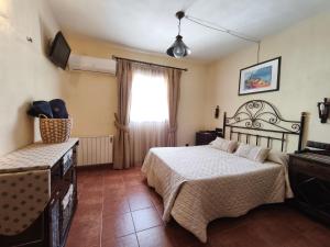 un dormitorio con una cama y una ventana en Casa Montaña, en Arriate 33 fotos más