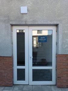 Majutusasutuse Nomad Inn fassaad või sissepääs