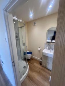 Et badeværelse på Chapel Cottage - Symonds Yat West