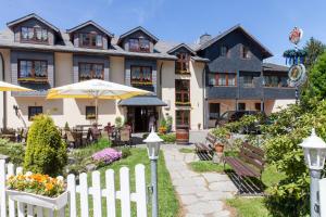 einen weißen Zaun vor einem Gebäude in der Unterkunft Augustusberg Hotel & Restaurant in Bad Gottleuba