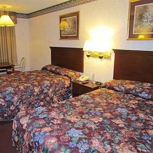 Habitación de hotel con 2 camas y teléfono en Eagle Inn Sumter, en Sumter