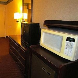 een magnetron bovenop een tafel in een hotelkamer bij Eagle Inn Sumter in Sumter