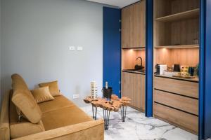 un salon avec un canapé et une table dans l'établissement Suite 18, à Polignano a Mare
