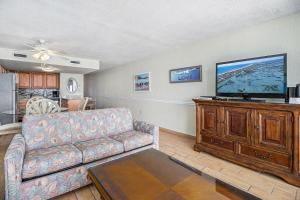TV a/nebo společenská místnost v ubytování 0404 Waters Edge Resort condo
