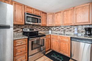 Kuchyň nebo kuchyňský kout v ubytování 0404 Waters Edge Resort condo + 36 fotografií