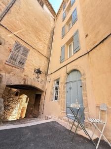 CallasにあるEntire house in Provence with beautiful viewsの正面にドアと椅子
