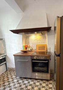 CallasにあるEntire house in Provence with beautiful viewsのキッチン(コンロ、オーブン付)