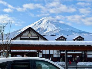 Nespecifikovaný výhled na hory nebo výhled na hory při pohledu z penzionu